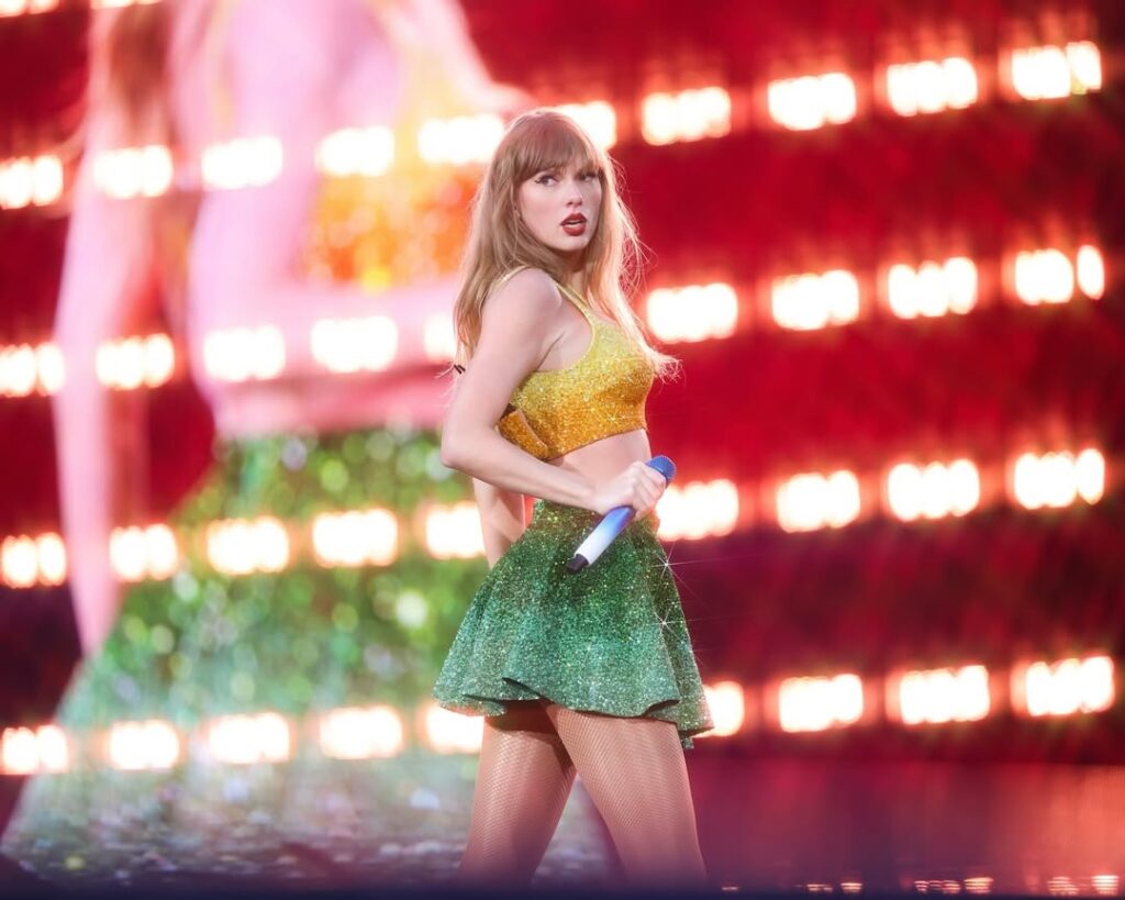 Kabar kolaborasi ini berawal dari sebuah remix mashup yang menggabungkan lagu Swift dengan hit klasik Backstreet Boys, Everybody (Backstreet’s Back).