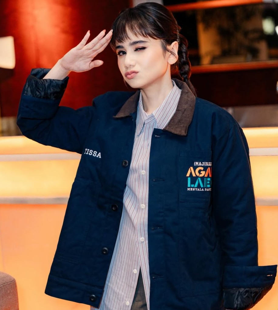 Ekspresi confident dan makeup natural glam memperkuat kesan bahwa poni baru ini membingkai wajah Tissa dengan sempurna.