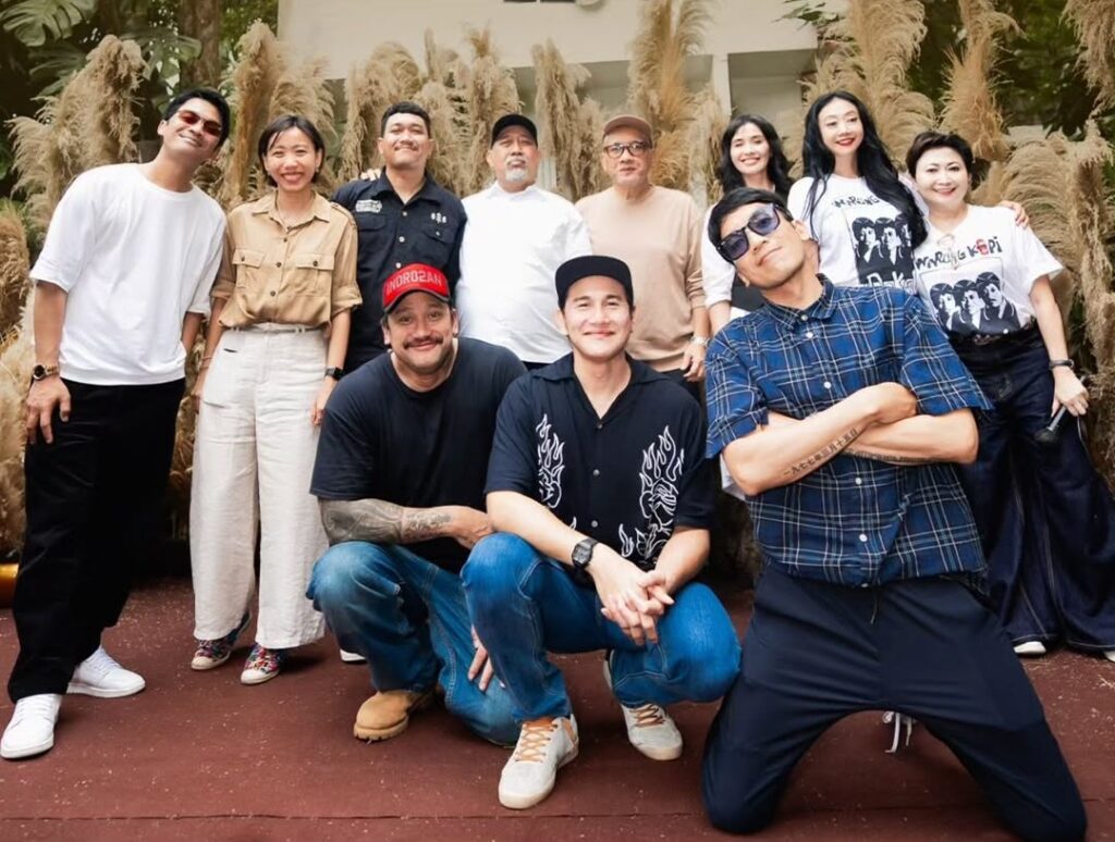 Selain Desta, Vino G. Bastian, dan Tora Sudiro, film terbaru ini juga menghadirkan sejumlah nama besar seperti Marsha Timothy, Asri Welas, Indy Barends, Danny Beler, dan Dicky Difie.