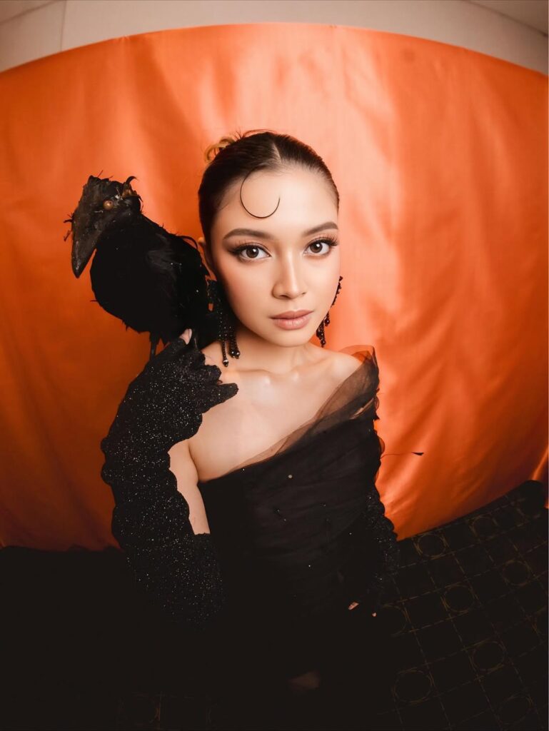 Karakter Andini digambarkan sebagai perempuan yang mencintai pasangannya, Anto, namun terjebak dalam tuntutan keluarga yang memaksa mereka mencari jalan pintas melalui ritual pesugihan.