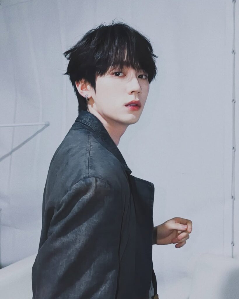 Zhou Yiran tidak hanya sekadar melambaikan tangan dari kejauhan. Ia mendekati kerumunan penggemar, menerima buket bunga cantik dari salah satu fans, bahkan meluangkan waktu untuk berbincang singkat.