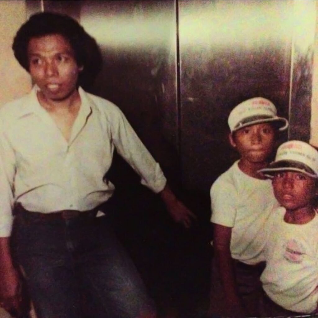 Kehadiran Desta sebagai Dono bukan hanya sekadar casting, melainkan juga membawa nostalgia bagi penonton yang tumbuh bersama humor Warkop DKI.