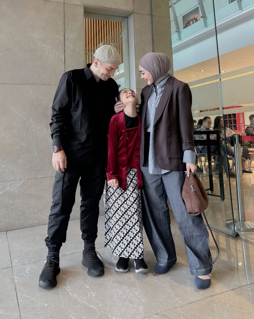 Dalam sebuah acara sekolah, ia tampak memeluk putrinya, Taqya Zahra Mikaela Iskak, dengan ekspresi bangga.