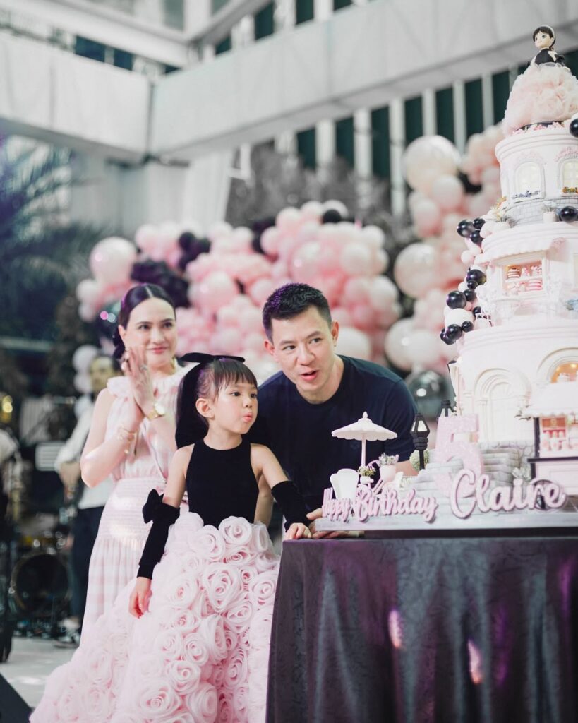 Setelah resmi bercerai, Shandy Aulia dan David Herbowo beberapa kali terlihat bersama dalam momen mengurus anak.