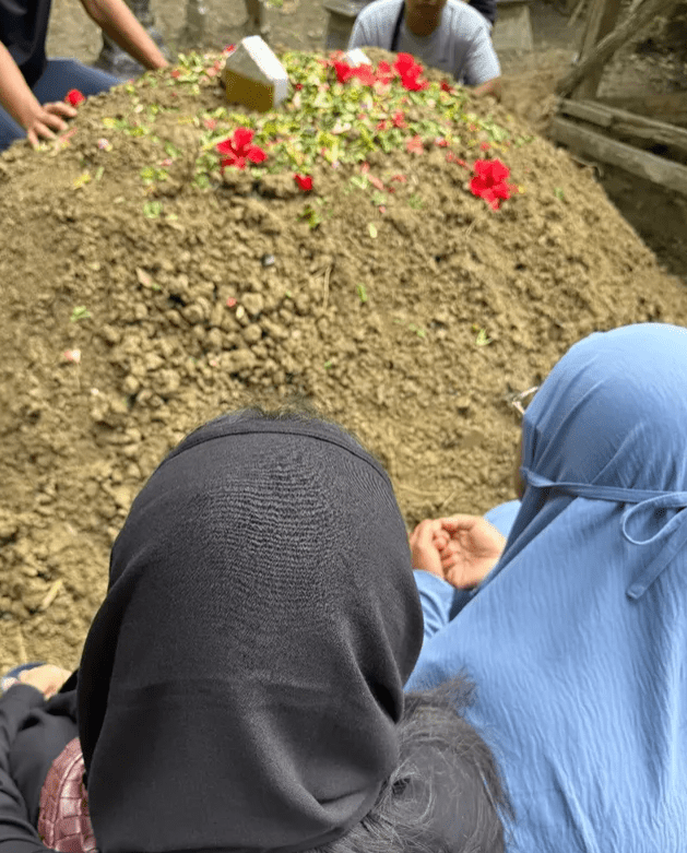 Azizah Salsha berada di pusara mendiang ayah Pratama Arhan (Instagram/azizahsalsha_)