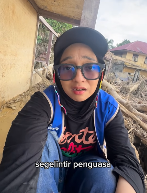 Dalam unggahannya, Chiki juga menggambarkan kebingungan warga yang kehabisan tenaga menghadapi sisa-sisa bencana.
