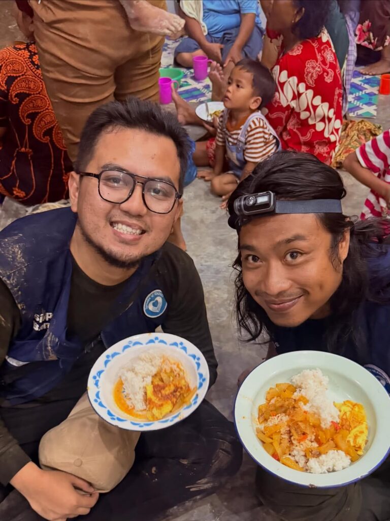 Praz bahkan terjun langsung ke lokasi bencana, berinteraksi dengan korban, dan menyalurkan bantuan berupa makanan, pakaian, serta kebutuhan darurat lainnya.
