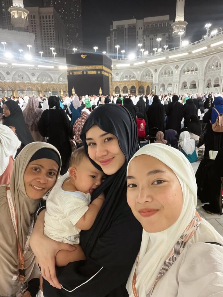 Dalam sejumlah potret yang dibagikan, Aaliyah tampak selalu menggendong Baby Arash sepanjang rangkaian ibadah.