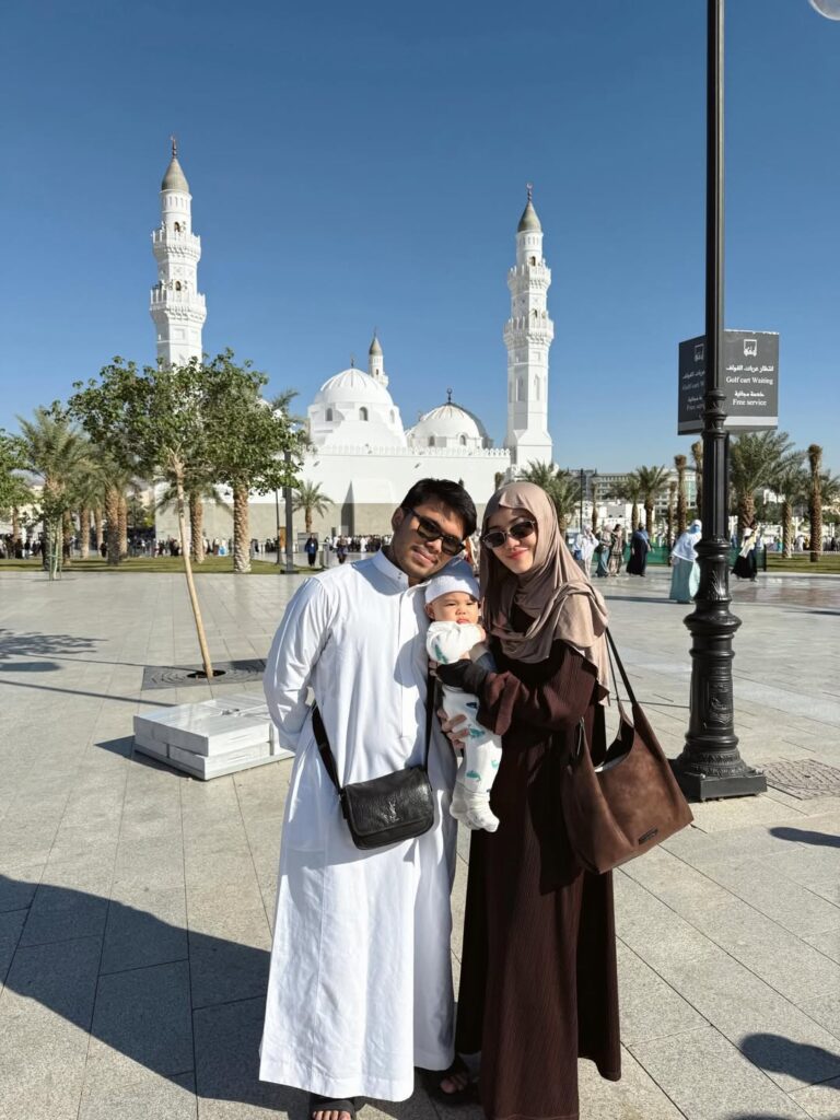 Potret kebersamaan mereka di Tanah Suci bukan hanya sekadar dokumentasi perjalanan, tetapi juga simbol cinta, kesabaran, dan komitmen keluarga dalam menjalani kehidupan.