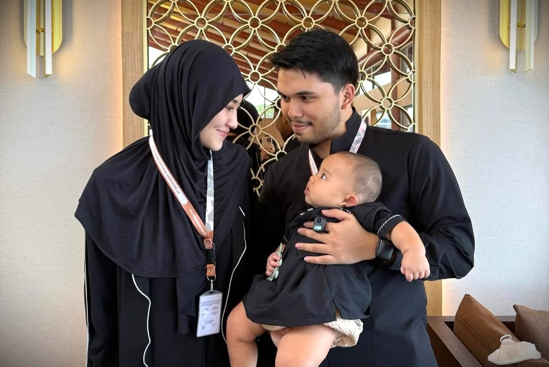 Aaliyah Massaid bersama suami dan anak melakukan umrah