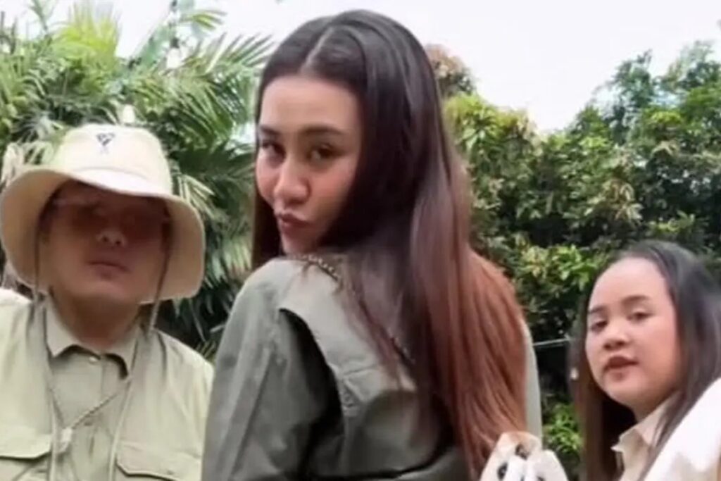 Tas Chanel yang dikenakan Aaliyah Massaid menjadi highlight dari penampilannya.