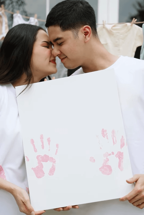 Acara gender reveal yang digelar Al dan Alyssa dilakukan secara pribadi namun tetap penuh makna. 
