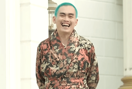 Sebelum tampil di layar lebar, Aloy pernah berperan dalam sebuah serial. Pengalaman itu membuatnya ketagihan untuk kembali berakting.