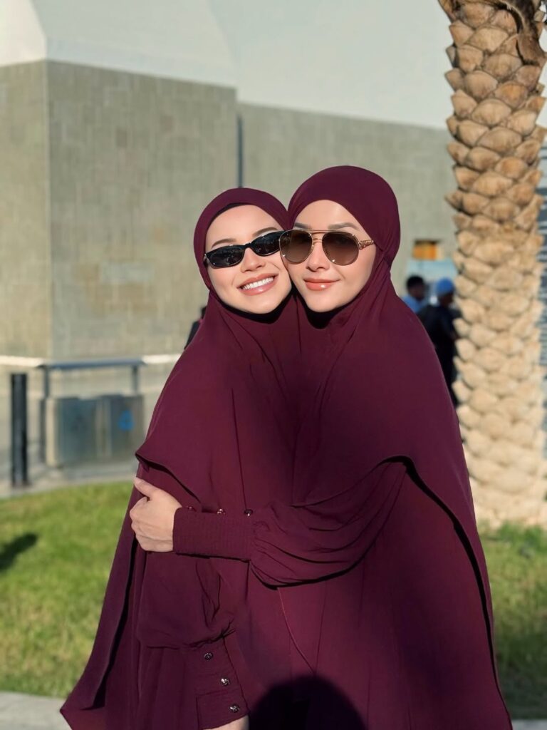 Publik pun menilai bahwa Alyssa dan Maia tampil kompak dengan gaya busana yang sederhana namun elegan