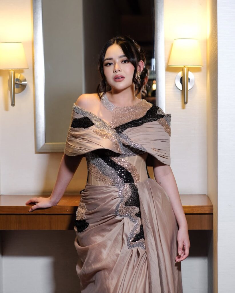 Dress cokelat yang dikenakan Amanda semakin menegaskan citra glamor yang melekat pada dirinya.