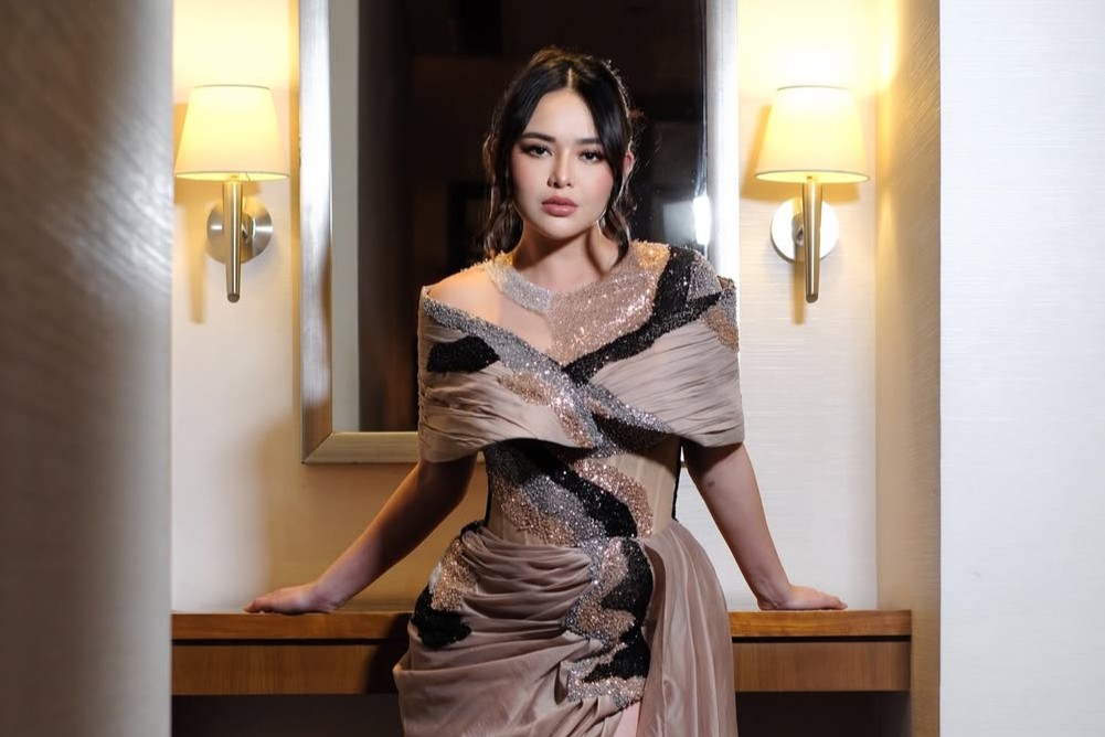 Amanda Manopo dengan dress cokelat