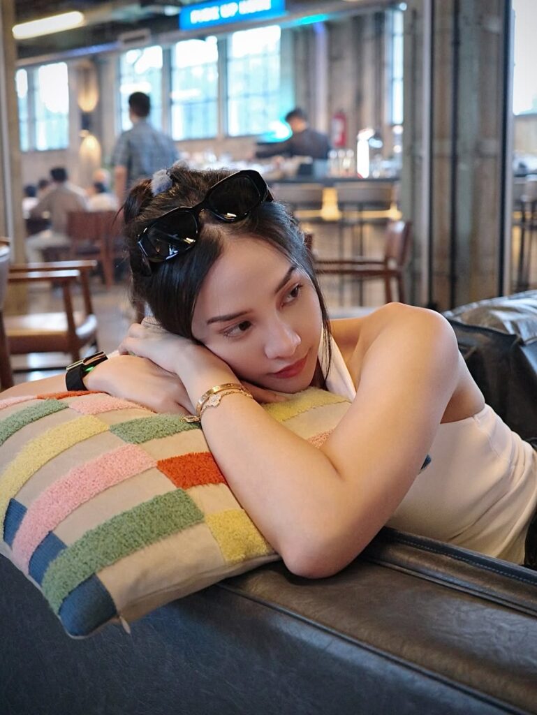 Masa sekolah Anya semasa SD hingga SMP tidak luput dari pengalaman menyakitkan. Ia bahkan menyatakan lebih banyak sedihnya daripada senangnya.