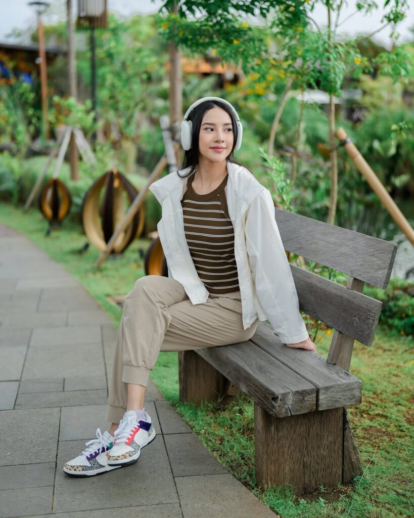 Anya menegaskan bahwa ia tidak mau lagi menyesuaikan diri demi diterima, dan lebih memilih integrity dan kebebasan atas pilihan hidupnya.