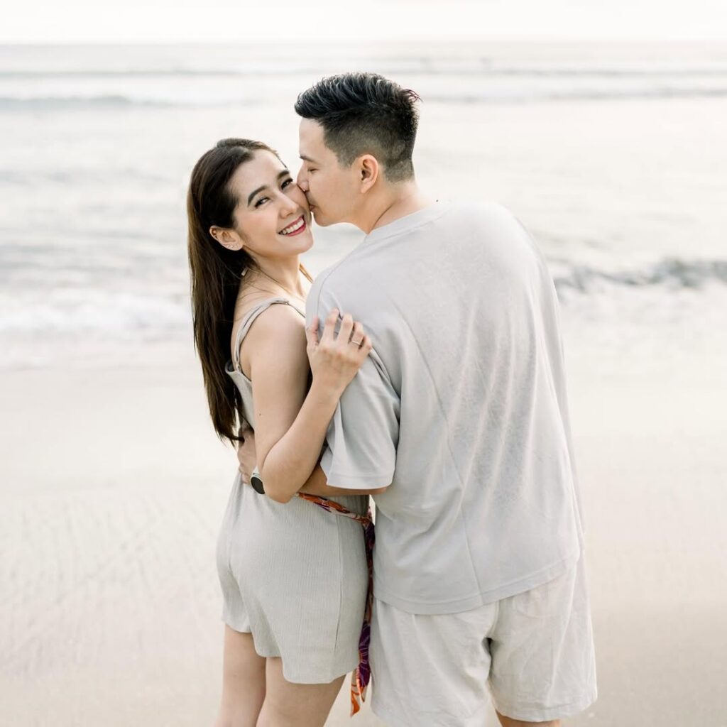 Perjalanan Ardina Rasti adalah kisah klasik tentang jatuh, tersakiti, bangkit, dan akhirnya menemukan kebahagiaan sejati.