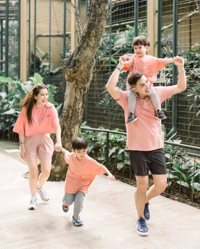 Kini Ardina Rasti menjalani kehidupan yang hangat dan tenang bersama suami dan kedua anak mereka.