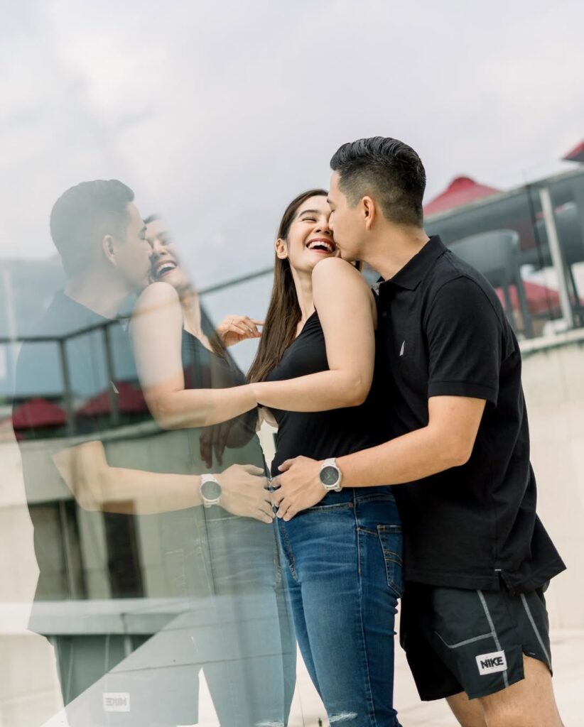 Setelah bertahun-tahun menata diri, kehidupan memberi kejutan manis. Ardina Rasti bertemu Arie Dwi Andhika, pria yang kemudian menjadi pasangan hidupnya.