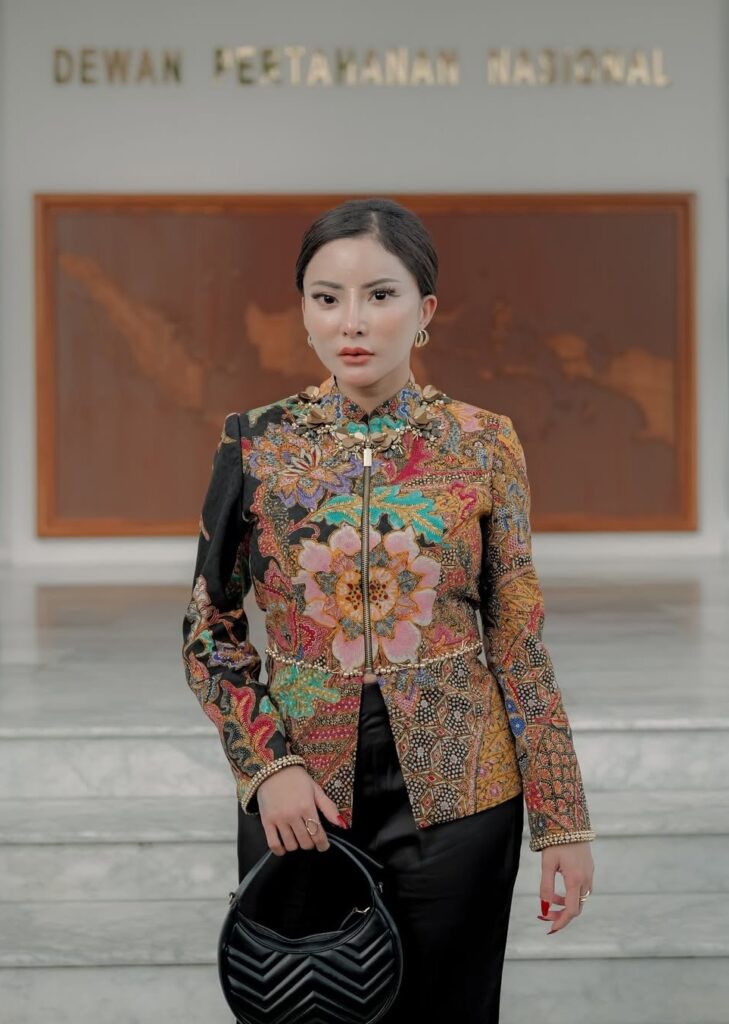 Sejumlah publik figur menilai penunjukan Ayu sebagai langkah yang tidak relevan. 