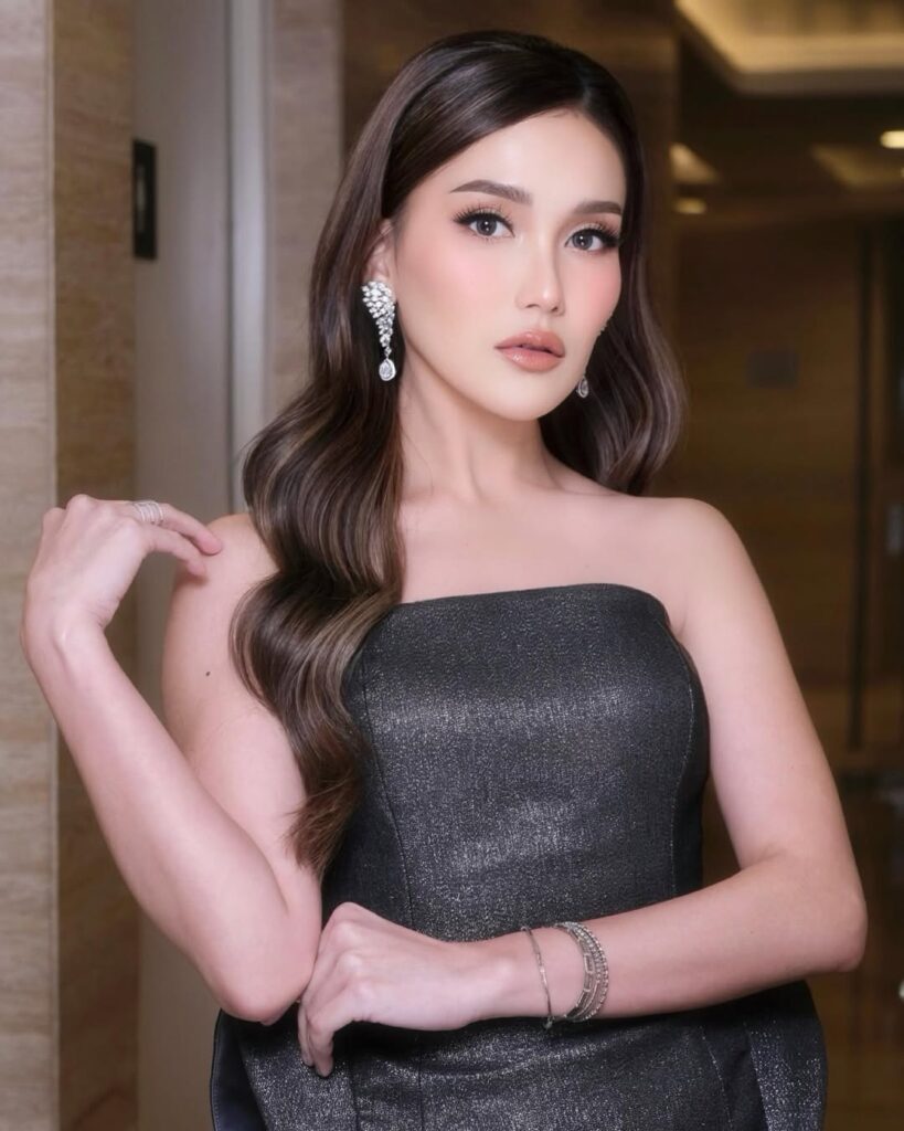 Ayu Ting Ting dikenal sebagai sosok yang terbuka mengenai kehidupan pribadinya.