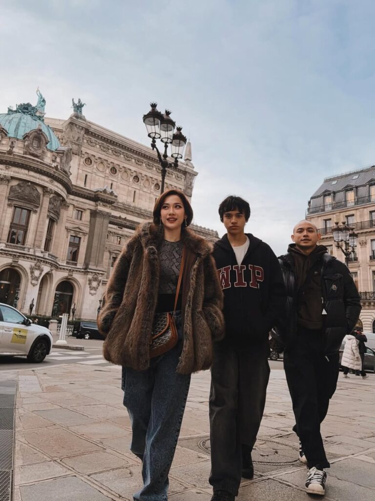 Liburan keluarga ke Paris menjadi momen penting yang dibagikan BCL di tengah isu miring.