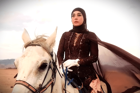 Celine Evangelista berkuda dengan kebaya