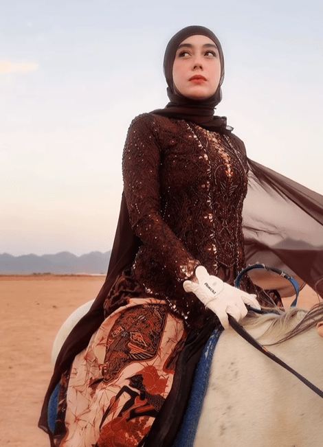 Kebaya brukat yang dikenakan Celine dipenuhi detail payet, memberikan kesan mewah dan elegan.