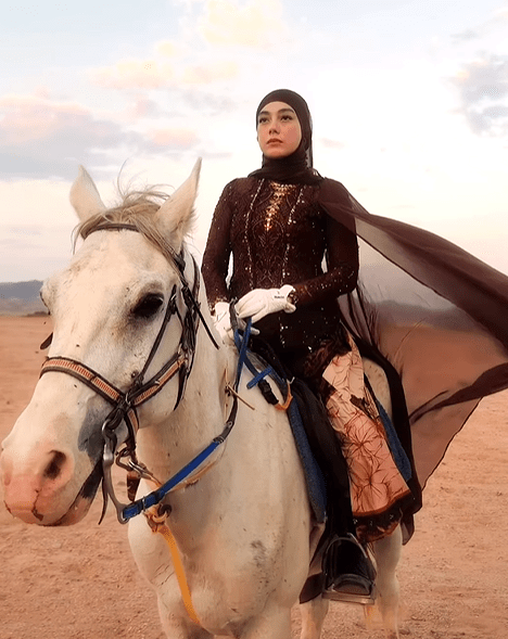 Unggahan Celine langsung banjir komentar positif. Banyak yang memuji keberaniannya tampil berbeda.