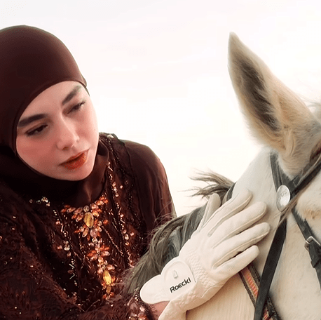 Celine melengkapi penampilannya dengan hijab polos berwarna senada, membuat gaya berkudanya semakin santun dan tertutup.