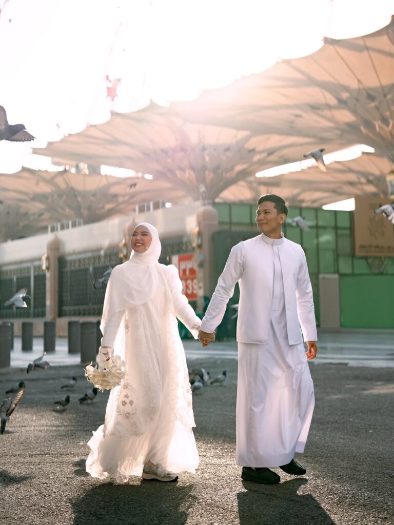 Rehan menikahi Dara dengan mas kawin berupa logam mulia 100 gram, sebuah simbol kesungguhan dan komitmen dalam membangun rumah tangga.