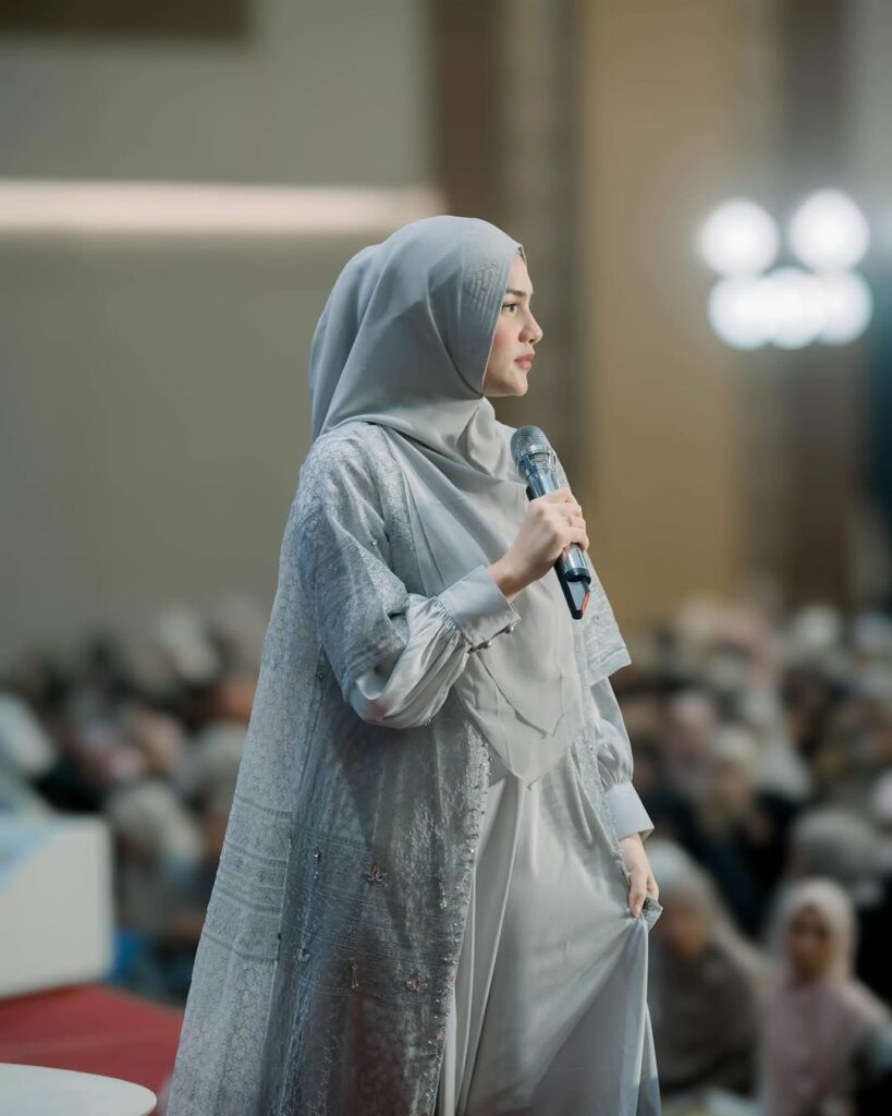 Davina Karamoy tampil berhijab abu-abu saat acara formal