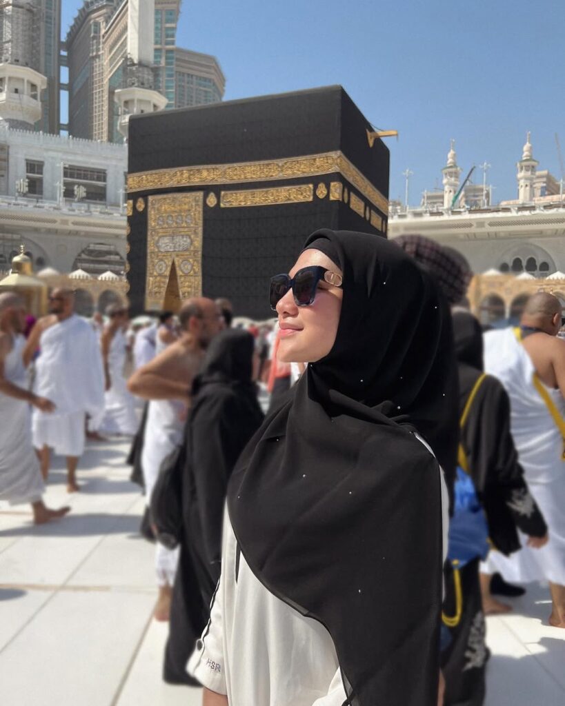 Davina Karamoy mengenakan hijab hitam di Tanah Suci