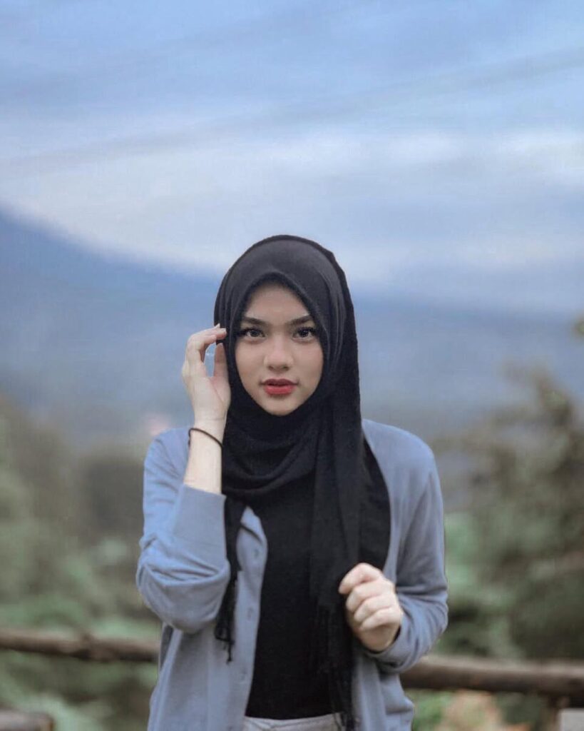 Potret Davina Karamoy dengan hijab hitam bernuansa alam
