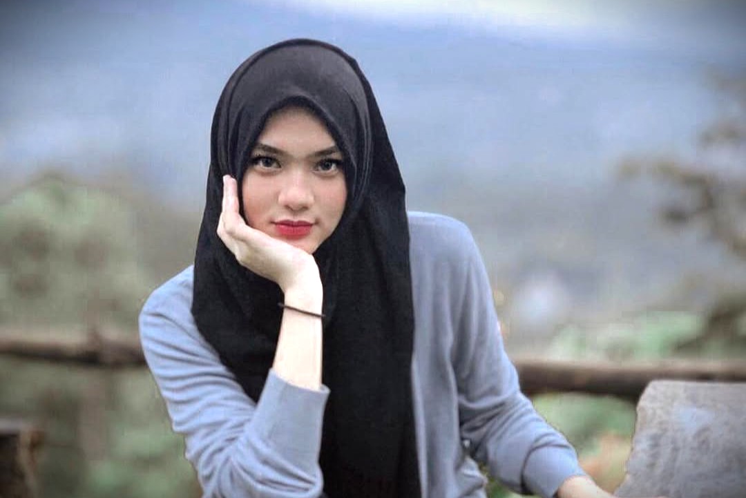 Davina Karamoy tampil adem dengan hijab