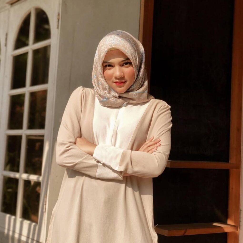 Davina Karamoy memakai hijab motif warna krem