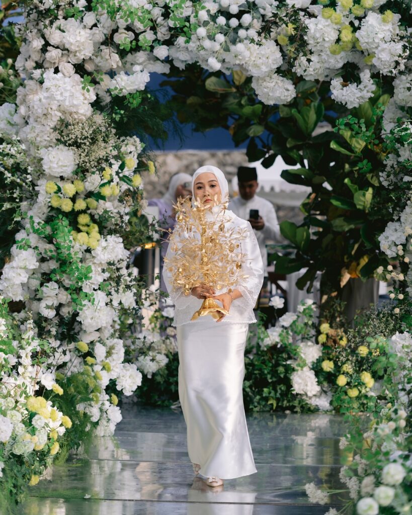 Erra menerima mas kawin berupa pohon bunga emas seberat 102 gram, setara dengan 24 dinar emas, yang dianggap unik dan penuh makna.