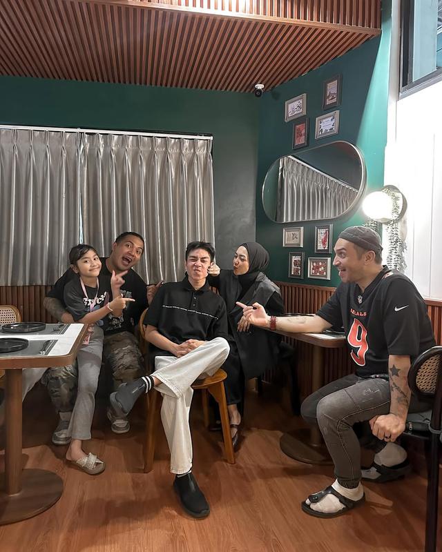 Salah satu potret yang menyentuh hati adalah perayaan ulang tahun anak pertama mereka, Muhammad Adilla Rafisya Iskak.