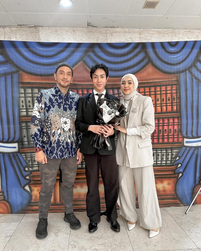 Potret wisuda Adilla menjadi salah satu kenangan paling berkesan. Gary dan Richa berdiri di samping sang anak