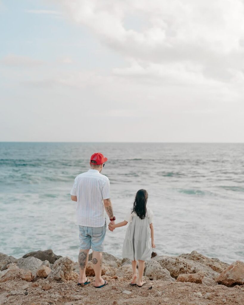 Selain ucapan pamit, Gary juga memberikan sebuah topi kesayangannya kepada sang anak, Adilla, sebelum berangkat.