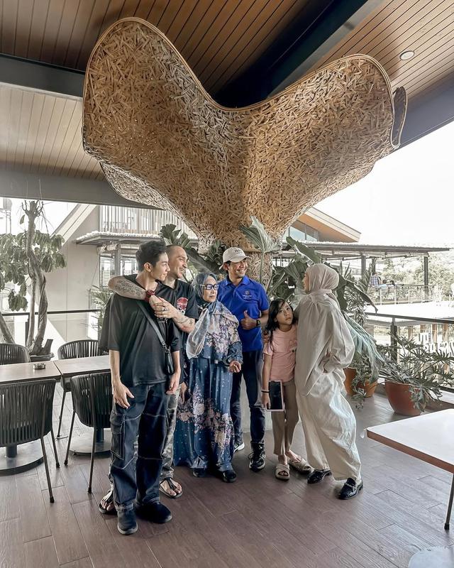 Gary juga terlihat akrab dengan keluarga besar Richa Novisha.