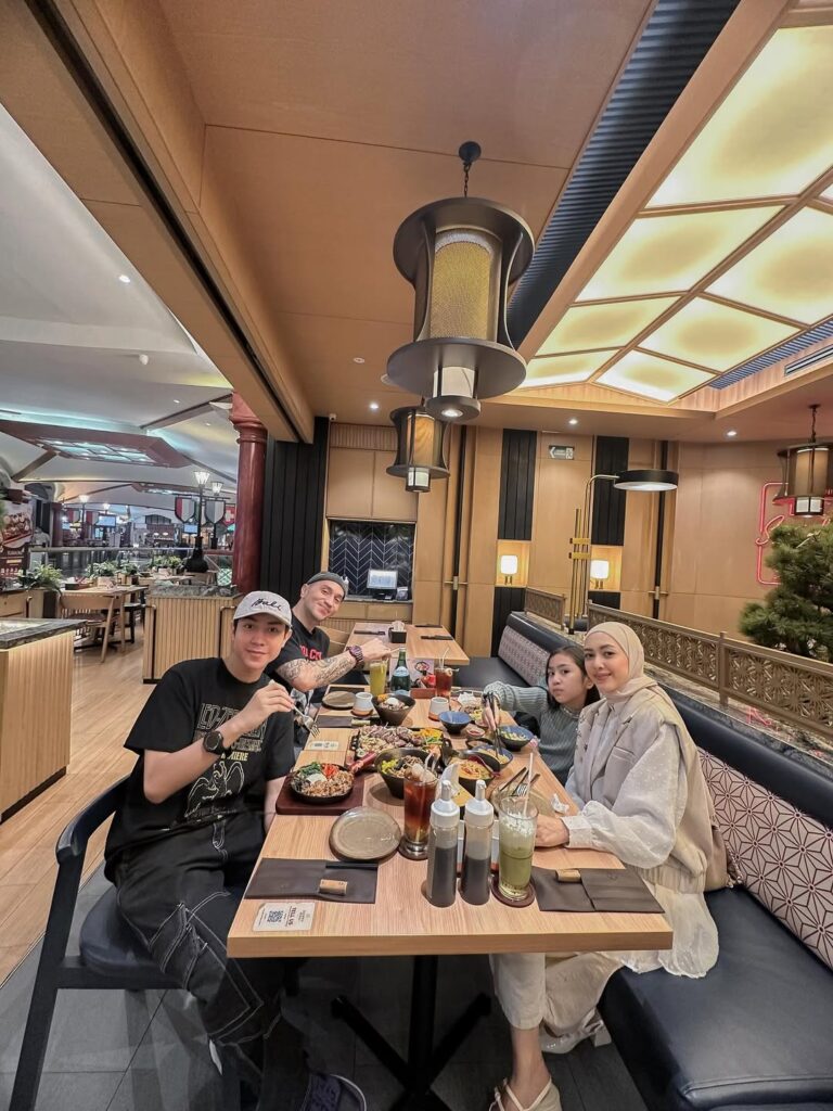 Potret makan bersama keluarga di sebuah restoran memperlihatkan kebahagiaan sederhana yang penuh makna.