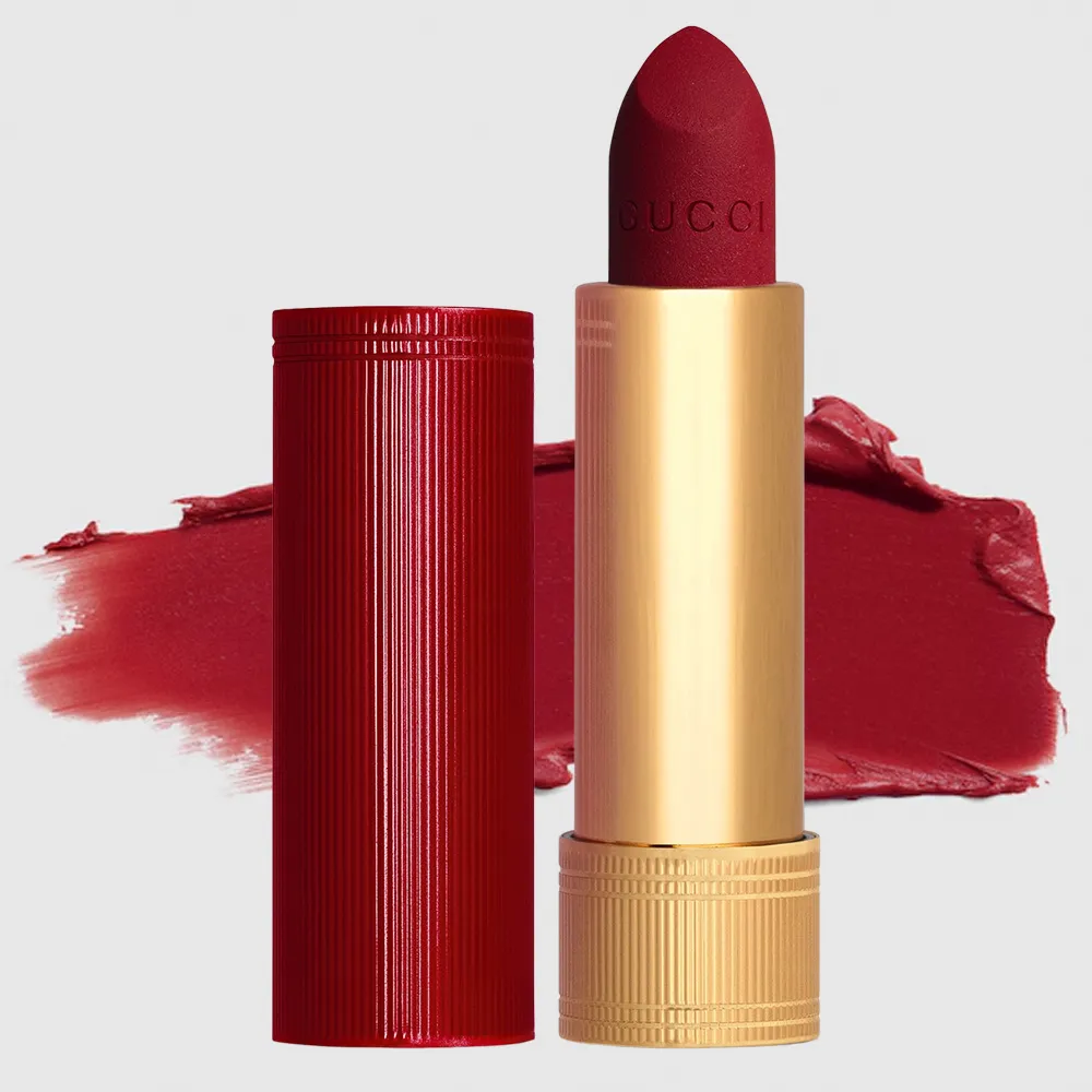 Merah burgundy Rosso Ancora bukan sekadar warna lipstik, melainkan penghormatan terhadap sejarah Gucci.