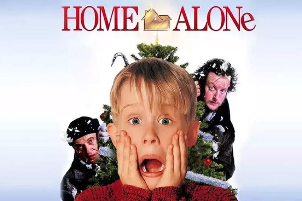 Film pertama garapan Chris Columbus ini melambungkan nama Macaulay Culkin sebagai Kevin McCallister.
