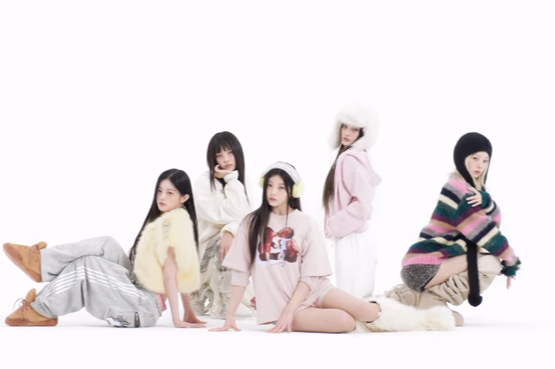 Kasus ini bermula dari pernyataan Min Hee Jin, mantan CEO ADOR sekaligus produser utama NewJeans, yang menuding konsep dan gaya ILLIT terlalu mirip dengan grup yang ia bentuk.