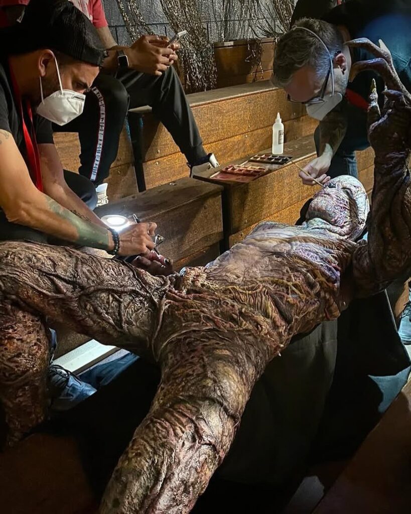 Tim produksi menggabungkan prostetik dan teknologi CGI untuk menciptakan wujud menyeramkan Vecna tersebut, menjadikan karakter ini salah satu ikon horor modern di layar kaca.