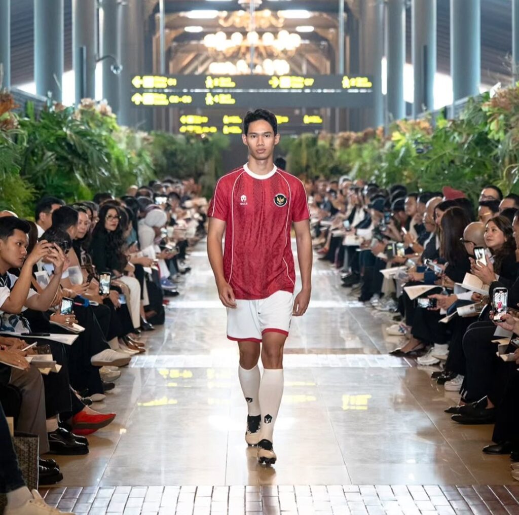 Jersey terbaru ini merupakan hasil kolaborasi antara produsen apparel Mills, retailer Sarinah, dan kurasi desainer Didit Hediprasetyo, putra Presiden Prabowo Subianto.