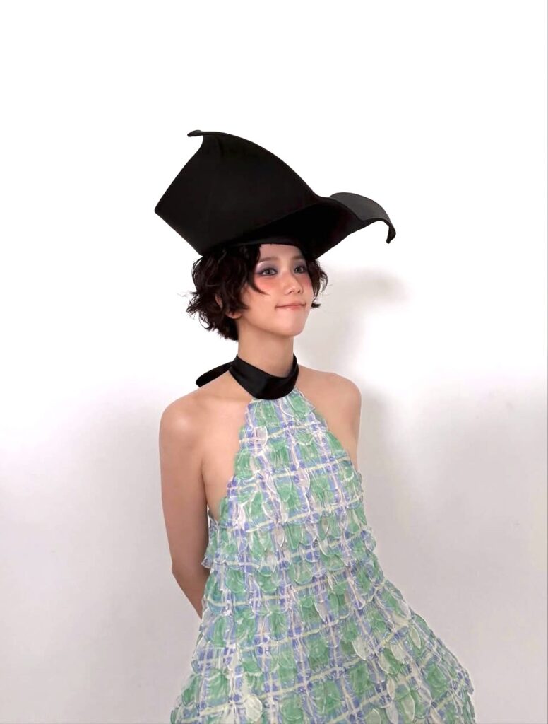 Pemotretan Jisoo bersama Dior bukan hanya sekadar perubahan gaya, tetapi juga bagian dari strategi fashion yang memperkuat citranya sebagai global muse.